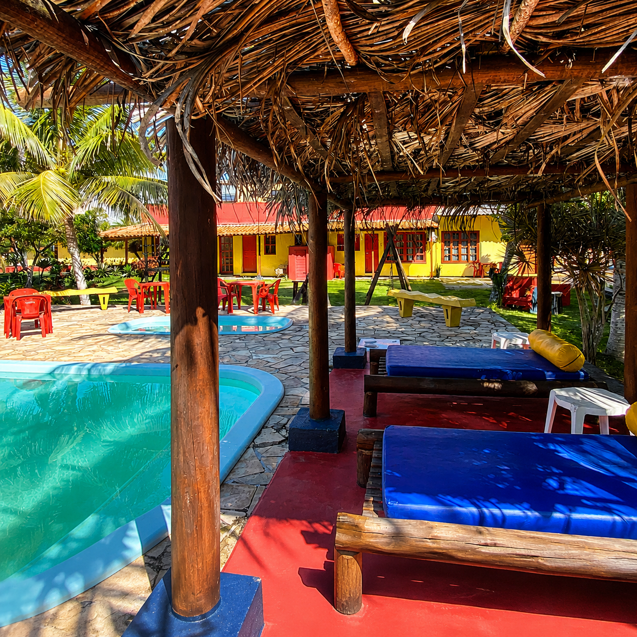 Espaço coberto de descanso junto à piscina